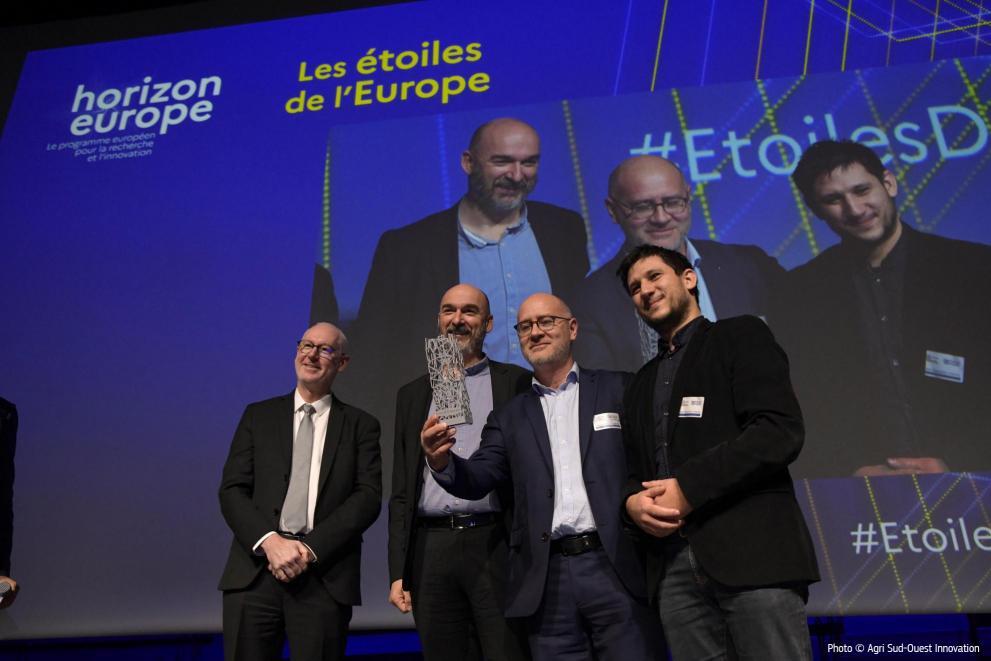 Representatives of Agri Sud-Ouest Innovation, coordinator of  the DIVA project, on the stage receiving “Les étoiles de l’Europe” Trophy from the French Ministry of Research during the forum of Horizon Europe in Paris.